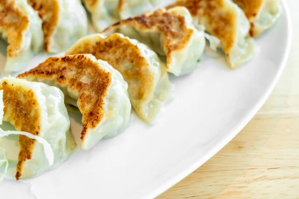 Gyoza japonês ou bolinhos com molho de soja — Fotografia de Stock