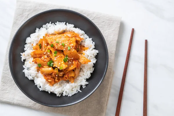 Wokad fläsk med kimchi på toppad ris — Stockfoto
