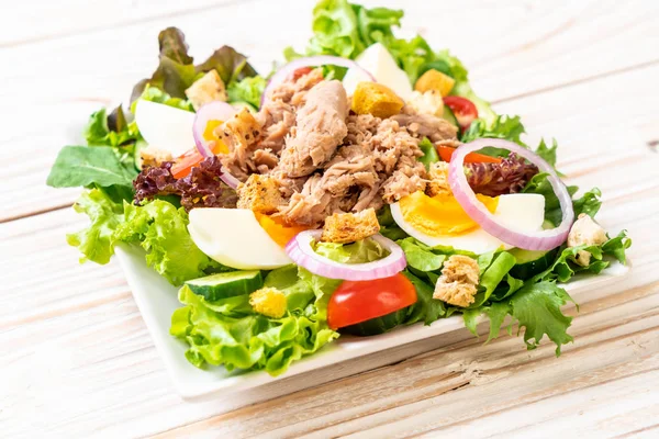 Atum com salada de legumes e ovos — Fotografia de Stock