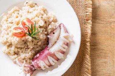 Kalamarlar veya ahtapot risotto