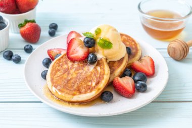 yaban mersini, çilek, bal ve vanilya buz-cr ile gözleme