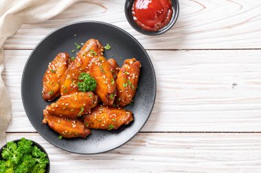 Barbekü tavuk kanatları beyaz susam ile