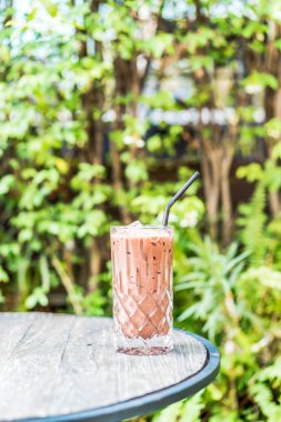 Masanın üzerine çikolatalı buzlu cam