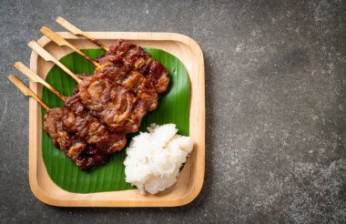 saptırılmış süt domuz beyaz yapışkan pirinç ile ızgara