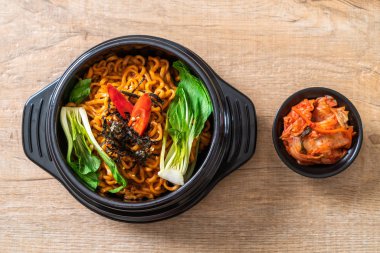 sebze ve kimchi Koreli anlık erişte