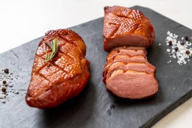 Kızarmış ördek göğsü