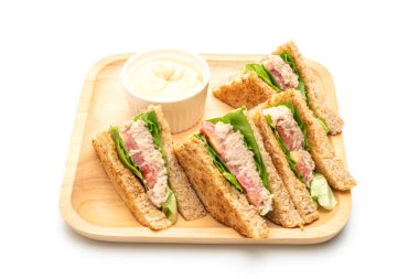 Beyaz arka planda ev yapımı tuna sandviç