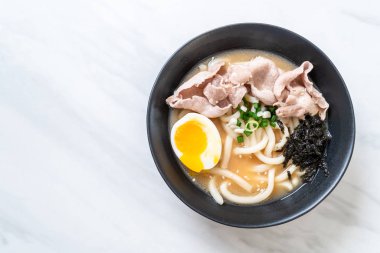 Udon ramen noodle ile domuz çorbası 