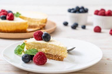 Ahududu ve yaban mersini ile ev yapımı cheesecake 
