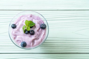 yogur con arándanos frescos
