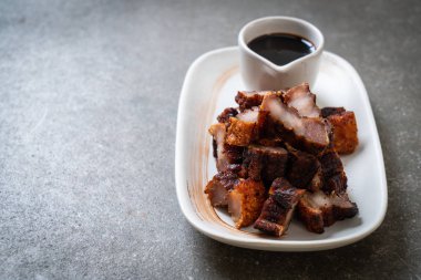 Fried çizgili domuz eti veya gevrek domuz eti veya derin kızarmış domuz eti