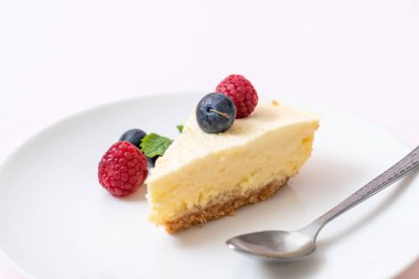 Ahududu ve yaban mersini ile ev yapımı cheesecake 
