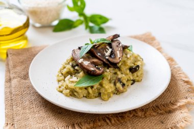 Mantarlı Risotto Pesto ve peynir ile