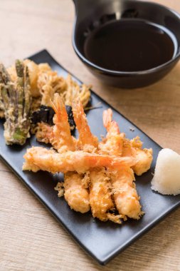 sebzeli karides tempura (hırpalanmış kızarmış karides)