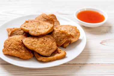 Vietnamca domuz sosisi kızarmış