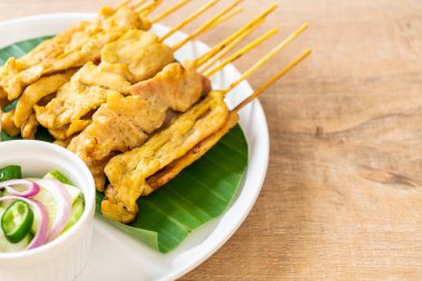 Domuz Satay-ızgara domuz fıstığı sosu veya tatlı ile servis ve 