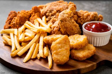 patates kızartması ve nuggets yemek kızarmış tavuk