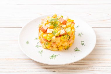 Yengeç sopa (elma, Mısır, papaya, pineappl ile karışık meyve salatası