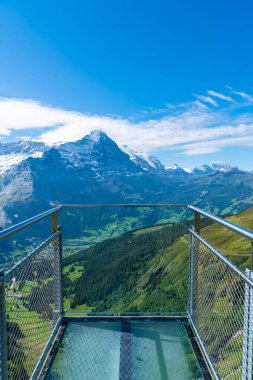 Gökyüzü cliff yürüyüş Grindelwald Swi adlı ilk en yüksek Alpler Dağı'nda