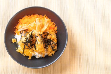 karides tempura pirinç kase karides yumurta ve deniz yosunu ile