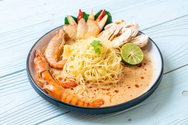 Baharatlı karides spagetti makarna (Tom Yum Goong)
