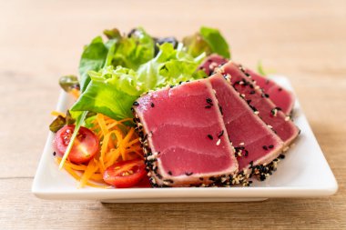 Taze orkinos sebze salata ile ham