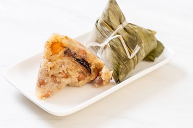 Zongzi veya Geleneksel Çince yapışkan pirinç köfte