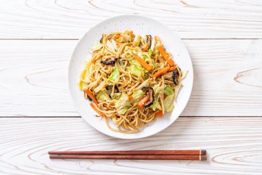 tavada kızartılmış yakisoba noodle sebzeli