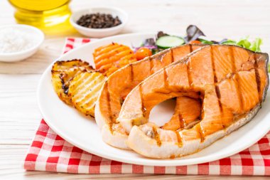 sebze ile ızgara somon biftek fileto