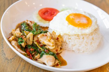 Fesleğen kızarmış tavuk ve pilav ile kızarmış yumurta