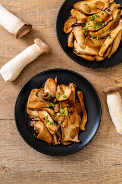 tavada kızartılmış Kral istiridye, istiridye soslu mantar