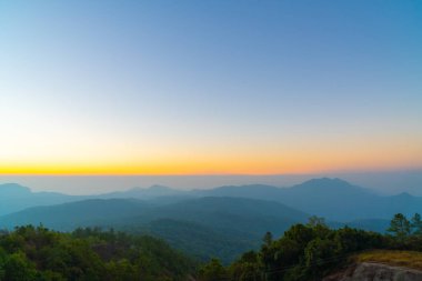 güzel katman dağ alacakaranlık gündoğumu gökyüzü ile