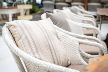 Açık veranda üzerinde rahat yastık 