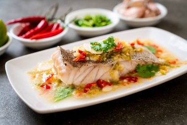 Kireç dressi orfoz balığı fileto Chili Lime Soslu buğulama