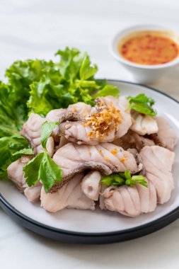 Haşlanmış balık dip sos ile