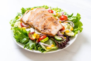 Tavuk göğsü ile sağlıklı salata kasesi 