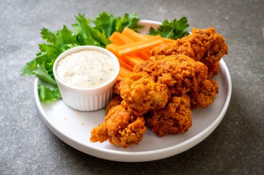 Kızarmış baharatlı tavuk kanadı