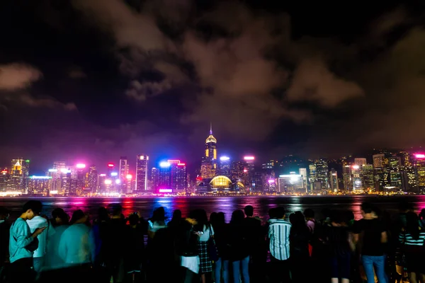 Panoramę miasta Hong Kong nocą i zapalają się — Zdjęcie stockowe