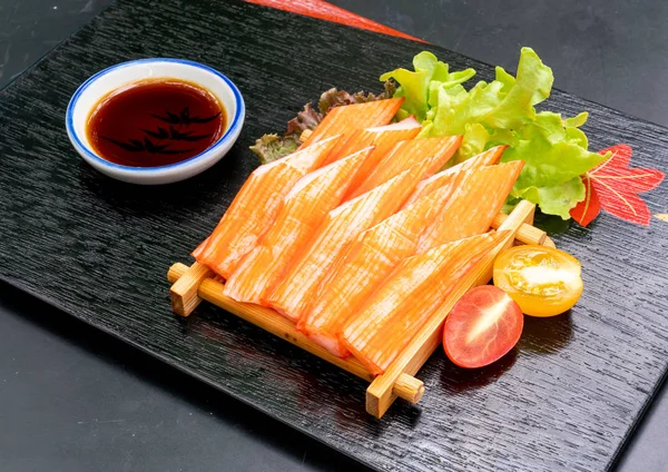 Bâton de crabe frais Sashimi cru avec sauce soja — Photo