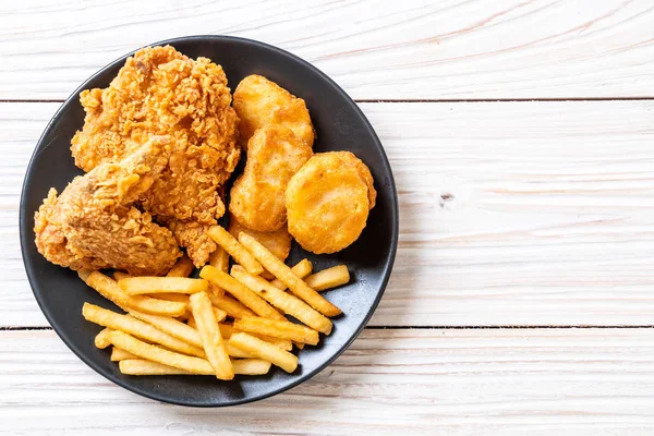 Pollo frito con papas fritas y nuggets comida — Foto de Stock