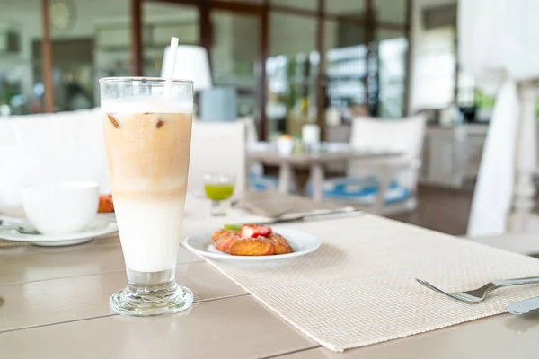 Caffelatte sul tavolo nel ristorante caffetteria — Foto Stock