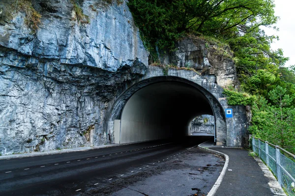 Väg med tunnel — Stockfoto