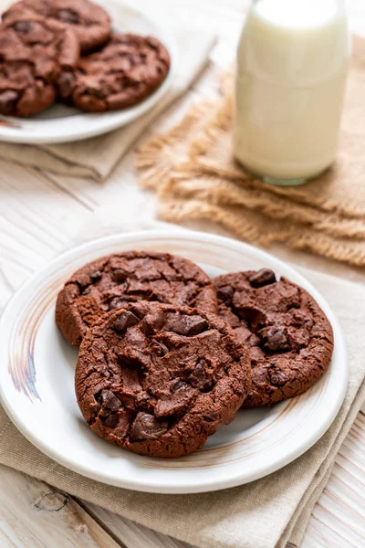 Biscoitos de chocolate com chips de chocolate — Fotografia de Stock