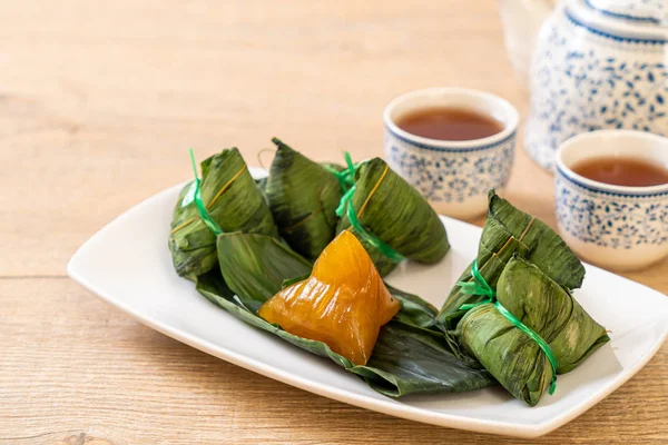 Zongzi oder traditionelle chinesische klebrige Reisknödel — Stockfoto