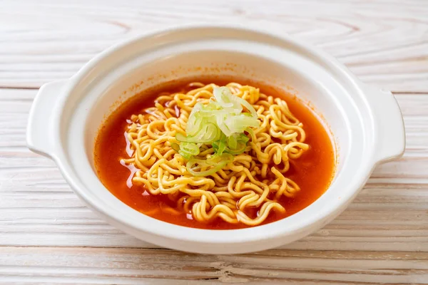 Fideos instantáneos picantes coreanos con kimchi — Foto de Stock