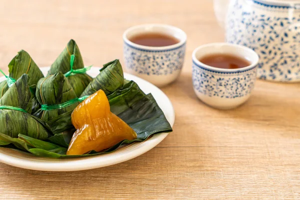 Zongzi nebo tradiční čínské Lepkavé rýžové knedlíky — Stock fotografie