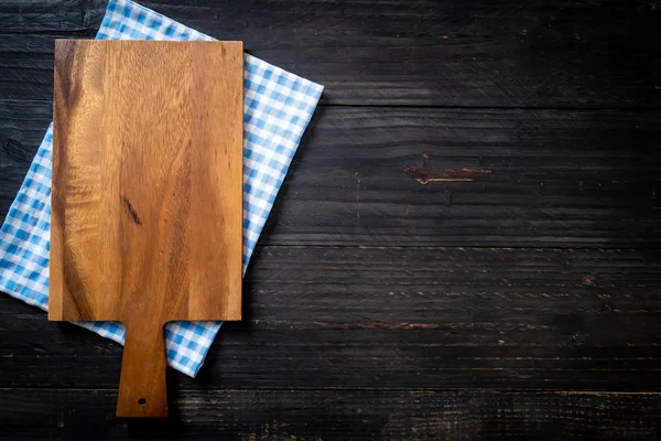 Empty cutting wooden board with kitchen cloth — Stock Photo, Image