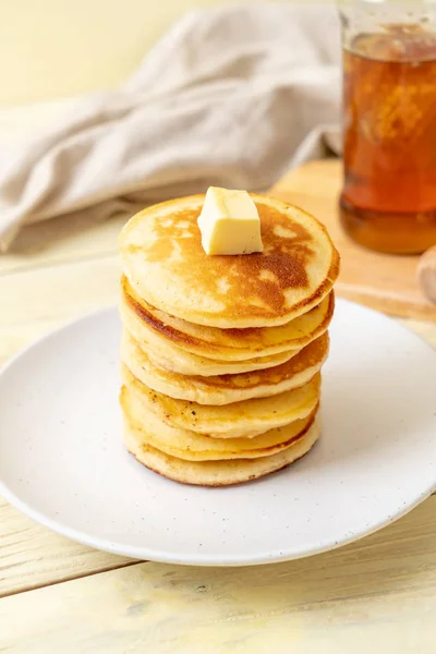 Pancakes with butter and honey — Stock Photo, Image