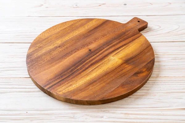 Placa de madeira de corte vazia com pano de cozinha — Fotografia de Stock
