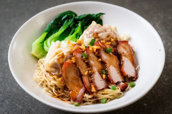 Fideos de huevo con cerdo asado rojo y wonton — Foto de Stock